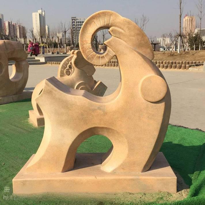 مجسمه سنگی انتزاعی